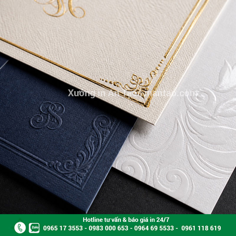 Chất liệu và gia công in thiệp mời Cận cảnh giấy mỹ thuật ép kim dập nổi dùng in thiệp mời