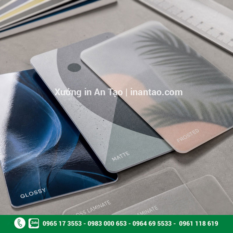 Chất liệu và bề mặt in thẻ nhựa PVC So sánh bề mặt bóng mờ và trong của thẻ nhựa PVC