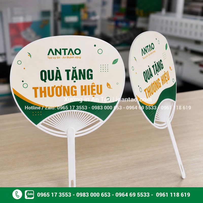 In quạt nhựa theo yêu cầu hoàn thiện sắc nét Cận cảnh in quạt nhựa theo yêu cầu với mặt in và khung chắc chắn