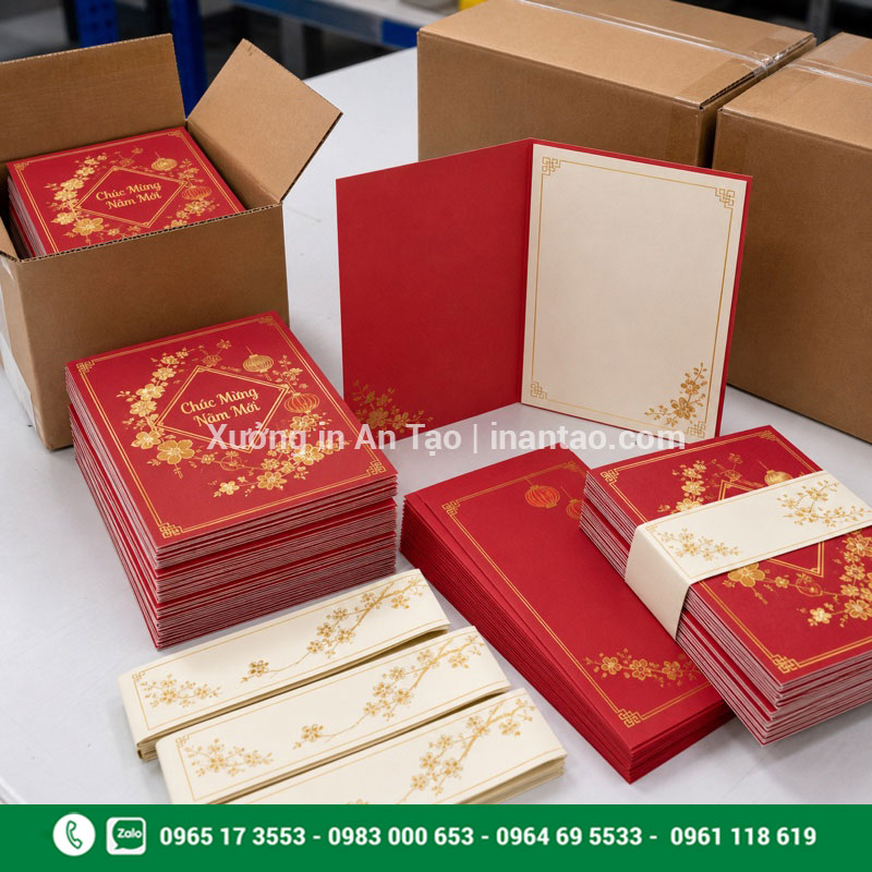 Kiểm tra thiệp chúc mừng năm mới trước khi giao Kiểm tra và đóng gói thiệp chúc mừng năm mới thành phẩm