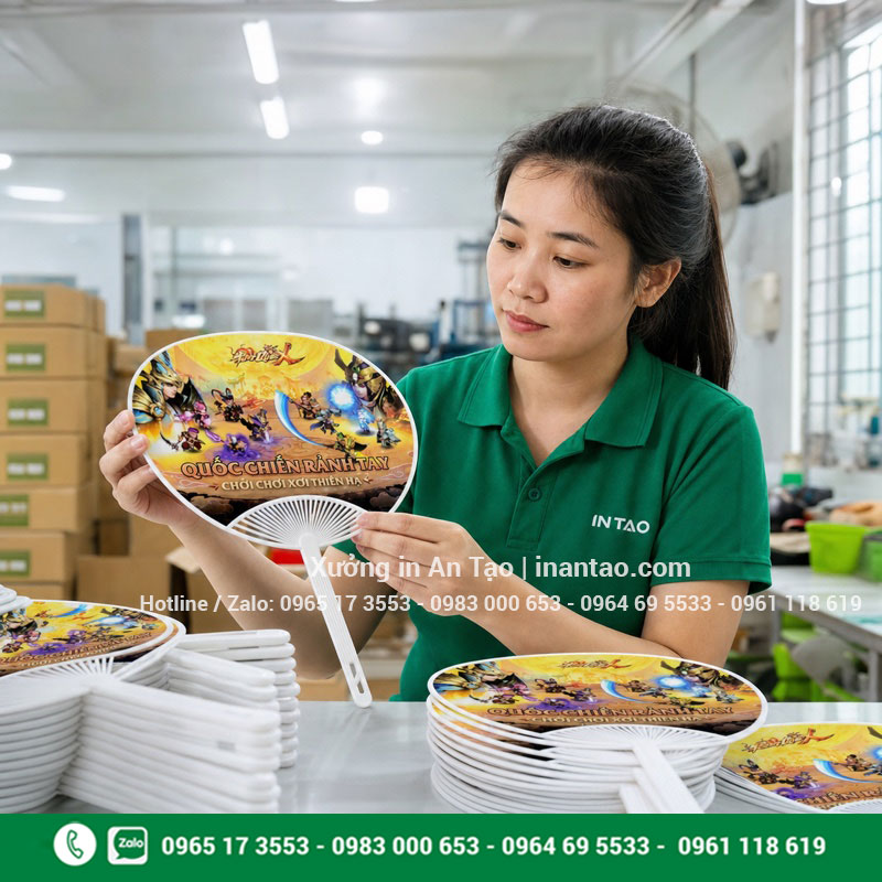 Xưởng sản xuất quạt nhựa kiểm soát chất lượng Nhân viên xưởng sản xuất quạt nhựa kiểm tra thành phẩm