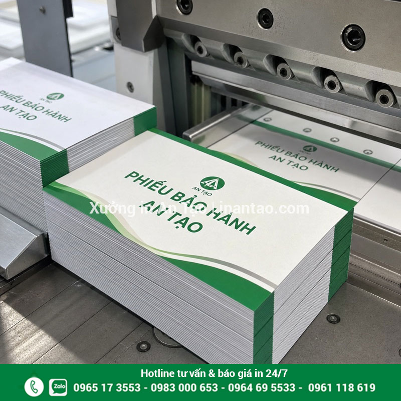 Quy trình in phiếu bảo hành tại xưởng TPHCM Xưởng in phiếu bảo hành tại TPHCM đang cắt thành phẩm